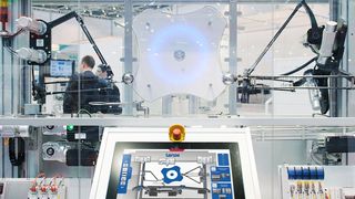 Visualisierungslösung mit einfachem Bedienkonzept: Im Einsatz in der Lenze-Messemaschine, die auf der HMI 2014 präsentiert wurde. (Bild: Lenze)