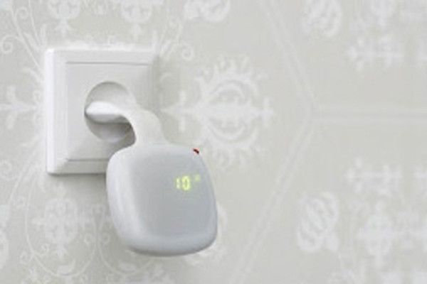 Das Energiemessgerät Wattcher lässt sich am Stromzähler installieren. Mit der mobilen Anzeigeeinheit kann der Nutzer an jeder Steckdose die momentane Leistungsaufnahme des Haushaltes ablesen und Änderungen durch das An- oder Abschalten von Verbrauchern unmittelbar nachvollziehen. (Bild: Wattcher)