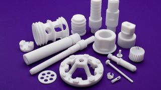 Fluorhaltige Kunststoffe und Substanzen – PFAS-haltig eben – sollen weitestgehen verboten werden. Doch viele Industriezweige kommen ohne diese Werkstoffe kaum aus. Weil längst nicht alle PFAS-haltigen Materialien schädlich sind, sind die Wirtschaftsminister gegen ein Pauschalverbot. (Bild: PTFExperts)