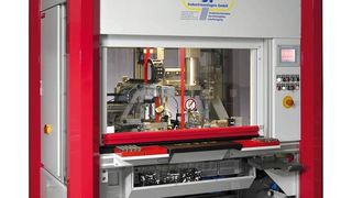 Bild 1: Der an der Frontseite der Montagezelle sitzende Bediener legt die typengerecht bereitgestellten Teile manuell in die erste Montagestation ein. (Archiv: Vogel Business Media)