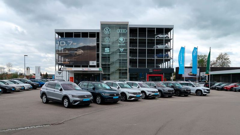 Wegen des Platzmangels auf dem Betriebsgrundstück errichtete Auto Singer in Kaufbeuren vor geraumer Zeit ein eigenes Parkhaus mit fünf Etagen, welches sich auch gut für Werbung nutzen lässt.(Bild:  Diehl – VCG)