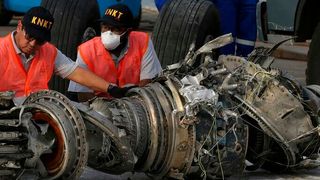 Dauerverluste! Der Absturz einer Boeing 737 Max in Asien 2019 wird hier untersucht. Die technischen Probleme und schlechte Geschäft mit der Rüstungsbranche lassen den Flugzeugbauer nicht mehr aus der Krise kommen. Wieder muss man Milliarden abschreiben. (Bild: Boeing)