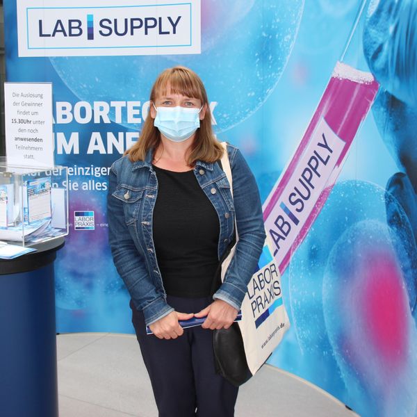 Besucherstimmen der LAB-SUPPLY Berlin 2021Sabine Bloess, Biotronic:  „Mich interessiert der Mikrowellenaufschluss. Dazu habe ich mir heute einige Fachvorträge angehört. Außerdem ist es schön, dass man hier von einem Stand zum nächsten gehen und Geräte direkt vergleichen kann.“  Weitere Infos zu den kommenden LAB-SUPPLY-Messen finden Sie auf www.lab-supply.info.  (LABORPRAXIS, Lüttmann)
