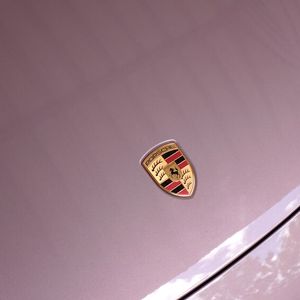 Die Fahrleistungen machen dem Logo auf der Haube jedenfalls alle Ehre. Nach Werksangaben beschleunigt der Wagen in 3,7 Sekunden von 0 auf 100 km/h und fährt 250 km/h Spitze. Das haben wir allerdings wegen der Verkehrsdichte auf den deutschen Autobahnen nirgendwo ausprobieren können.(Bild:  Rosenow – VCG)