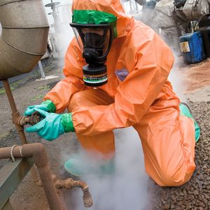 Der Schutzoverall M5000 besteht aus einem hochleistungsfähigem Multilagenmaterial, welches leicht, stark und lange haltbar ist.