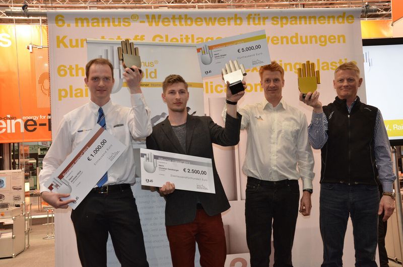 Zum 6. Mal verliehen wurde der Manus: Ulrich Ghisler (2.v.r.) und Torben Jensen (r.), Thorax Trainer ApS, freuten sich darüber. (Bild: Igus)