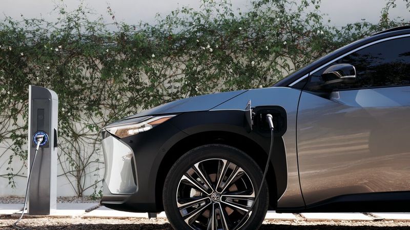 Der bZ4X verfügt über einen CCS2-Anschluss, der das Aufladen an 150-kW-Schnellladesäulen ermöglicht. (Bild: Toyota)