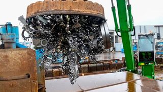 In einer Presse wurden die gefälschten Wälzlager so weit beschädigt, dass sie für die weitere Verwendung unbrauchbar sind. (Bild: Schaeffler / B. Meyer)