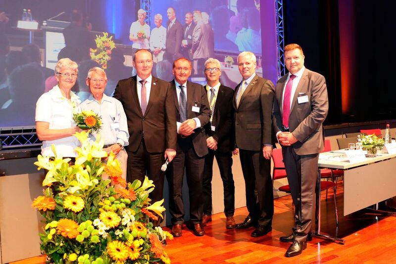 (v.l.) Silke und Rolf Bieling nahmen den Dank des Vorstands Peter Börner, Detlev Thedens, Uli Schäfer, Claus Evels und Thomas Aukamm entgegen. (Klasing)