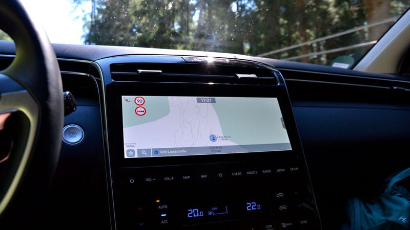 In der Mittelkonsole befindet sich ein 10,25 Zoll großer Bildschirm. (Bild: Michel/»kfz-betrieb«)