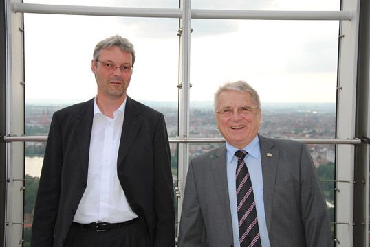 Über den Dächern von Nürnberg: ZDK-Geschäftsführer Ulrich Dilchert (li.) und Klaus Dieter Breitschwert, LV-Präsident Bayern. (Archiv: Vogel Business Media)