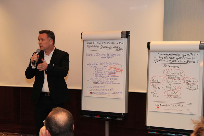 Dr. Christian Böing, STRATO AG stellte die Summary der „Bar-Gespräche“ vor. (Bild: Vogel IT-Medien)