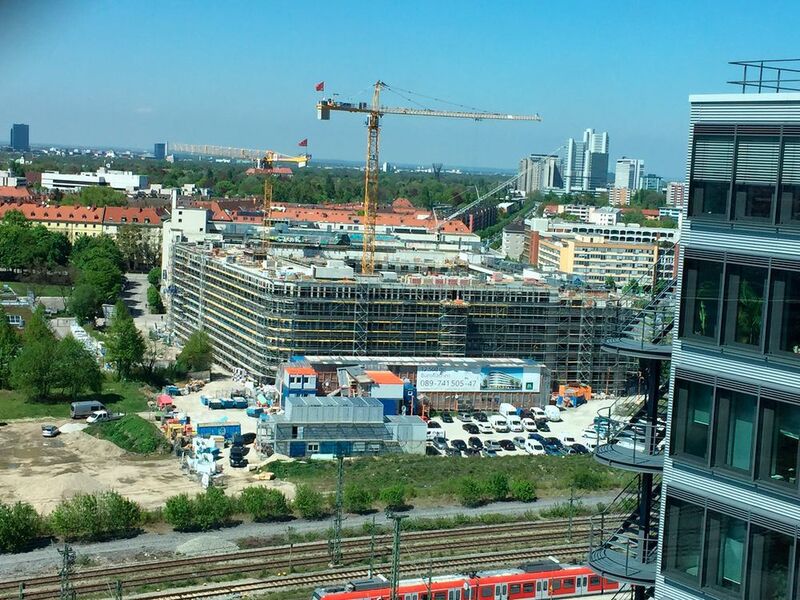 Den Fortschritt beim Bau ihres künftigen Bürokomplexes können die rund 500 Mitarbeiter von Autoscout 24 in München täglich mitverfolgen. Sie sollen dort ab 2018 auf etwa 8.000 Quadratmetern arbeiten, verteilt auf drei Stockwerke. (Faust / »kfz-betrieb«)