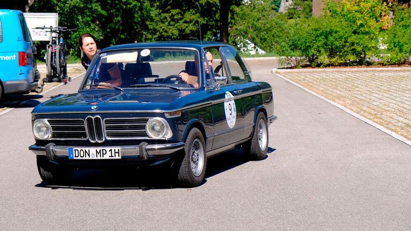 Doris und Matthias Pfau in ihrem BMW 1602, Bj 1972.   (Bild: Holger Zietz - VCG)