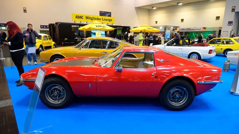 1968 wurde das Unternehmen L.M.X. Automobile Srl in Mailand gegründet. Das einzige Modell war der 2300 HCS, vorgestellt auf dem Turiner Autosalon 1968. Bis 1973 entstanden nur rund 50 Fahrzeuge, die auf Fahrwerkskomponenten und Motoren von Ford basierten. (Bild: Dominsky – VCG)