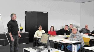 Anhand von gemeinsamen Übungsaufgaben werden in den Präsenzveranstaltungen besonders diffizile Probleme erklärt.  (Bild: Hennecke)