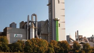 Weithin sichtbar: der Vorwärmerturm des Wössinger Zementwerks. (Bild: Beumer)