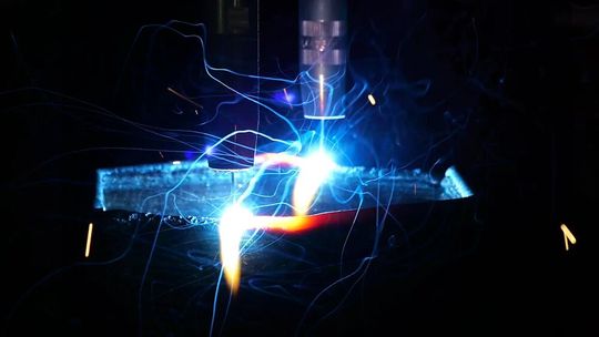 Hier sieht man, wie an der BTU Cottbus-Senftenberg ein Metallbauteil additiv hergestellt wird. Das geschieht über eine besondere WAAM-Anlage von Alotec Dresden, bei der zwei Roboter zusammenarbeiten. WAAM heißt übrigens Wire Arc Additive Manufacturing. Hier mehr dazu ...(Bild:  Alotec)