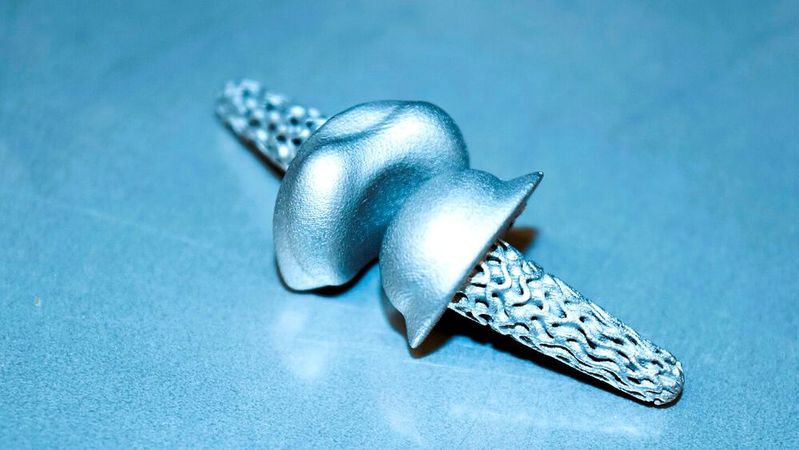 Auf der Rapid.Tech 3D 2024 werden diverse Fraunhofer-Institute ihre Kompetenzen darlegen. Mit dabei ist auch das IAPT, das zeigt, wie man bewegliche Fingerimplantate schaffen kann. (Bild:  Fraunhofer IAPT)