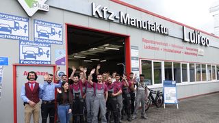 Geschäftsführer Vlorim Sekiraqa (ganz li.) und das Team der Kfz-Manufaktur Luli’co. (Bild: Schreiner/»kfz-betrieb«)