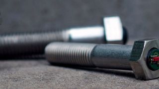 Smarte Schrauben: mithilfe von Sensoren können sie die Vorspannkraft und die Temperatur messen. (Bild: Strainlabs)