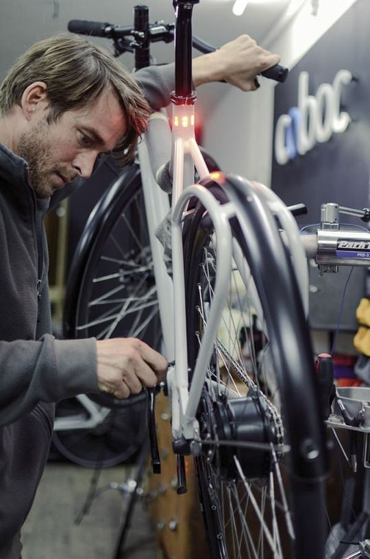 (Der junge E-Bike-Hersteller Coboc setzt auf schnelle Teile vom Fertigungsdienstleister. Die können aus dem 3D-Drucker, der CNC-Maschine oder aus einer Spritzgießmaschine kommen. Bild: Coboc)