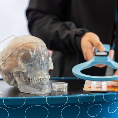 Die Daten vom Kitea Sensor werden mit dem Kitea Stick ausgelesen. (Bild: Kitea Health)