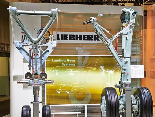 Loch im System? Bei Liebherr-Aerospace Lindenberg werden etwa Fahrwerksysteme für Hubschrauber und Flugzeuge entwickelt und gebaut. Nun kam den Allgäuern zu Ohren, dass ein Mitarbeiter wohl Kontakte zu Russland pflegen könnte ... (Bild:  Liebherr-Aerospace)