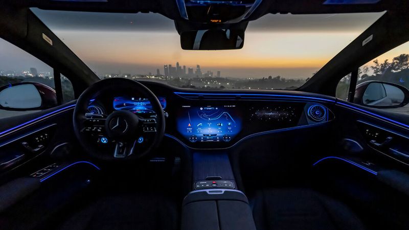 Die analogen Cockpit-Welten von einst haben im neuen Elektro-Zeitalter endgültig ausgedient. (Bild: Mercedes-Benz)