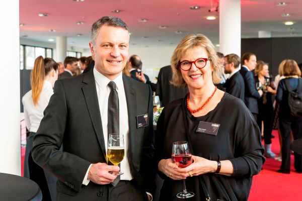 Gästeempfang: PR-Fachfrau Beate Lorenzoni gemeinsam mit Klaus Kruse, Karl Kruse GmbH  (Fotograf/Copyright:Fotograf/Copyright: Stefan Bausewein/Vogel Business Media)
