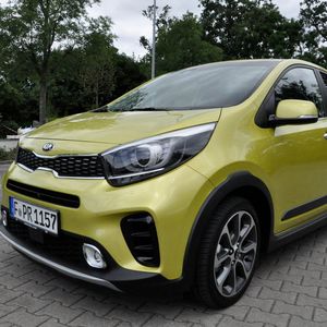 ... und beinhaltet unter anderem Parksensoren hinten, eine Rückfahrkamera und eine Solarglas-Frontscheibe.  (Bild:  Simon / »kfz-betrieb«)