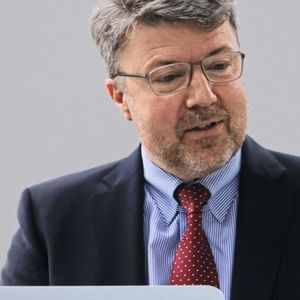 Achim Kreyenpoth, Vertriebsleiter Kooperationen der BDK, bei der Unternehmenspräsentation und im Gespräch mit den Studierenden per Webcam.(Bild:  NFC)