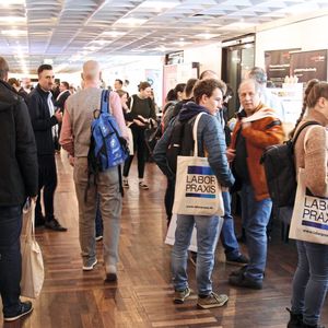 Die Messe war schon morgens gut besucht.    Mehr Infos zu den kommenden LAB-SUPPLY-Messen finden Sie auf www.lab-supply.info (Bild:  LABORPRAXIS, C. Lüttmann)