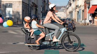 Das Elops R500E bietet auf seinem Gepäckträger Platz für bis zu zwei Kinder.  (Bild: Decathlon)