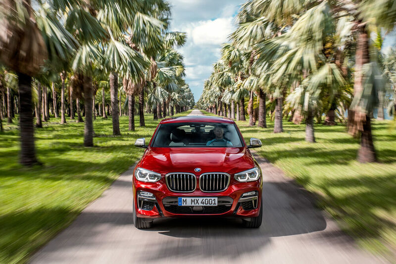 BMW bringt den neuen X4. Das Design lässt die neue Generation muskulöser auftreten, vor allem die großen „Nieren“ an der Front und die neuen LED-Scheinwerfer fallen auf. (BMW)