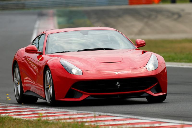 Ganze vier Stunden und 22 Minuten musste der schillernde italienische Kicker Mario Balotelli bei seinem Verein OCG Nizza für seinen Ferrari F12 Berlinetta spielen. Robert Lewandowski von Bayern München benötigte für diesen Wagen nur eine Stunde und 28 Minuten. (Luca Martini)