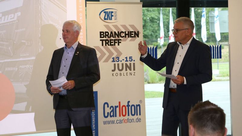 ZKF-Vizepräsident Claus Evels (links) und Dierk Conrad, Referatsleiter Nutzfahrzeuge leiten die Vorträge und Diskussionen. (Bild: Klasing)