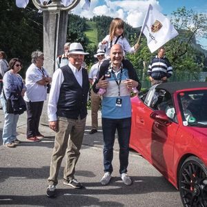 Auch Dr. Wolfgang Porsche (mit Hut) nimmt regelmäßig an Porsche-Paraden teil.(Bild:  Porsche AG)