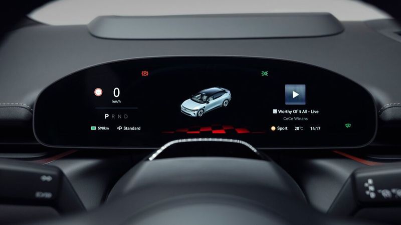 Hinterm Lenkrad zeigt ein kleines Display fahrrelevante Informationen an. (Bild: Zeekr)