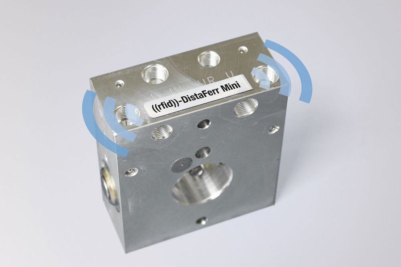 Die Labels RFID-Distaferr Mini und RFID-Distaferr Slim sind sehr klein und erreichen auf Metall eine Lesereichweite von bis zu 1,5 m bei der Kommunikation mit einem RFID-Readermodul. (Bild: Schreiner Protech)