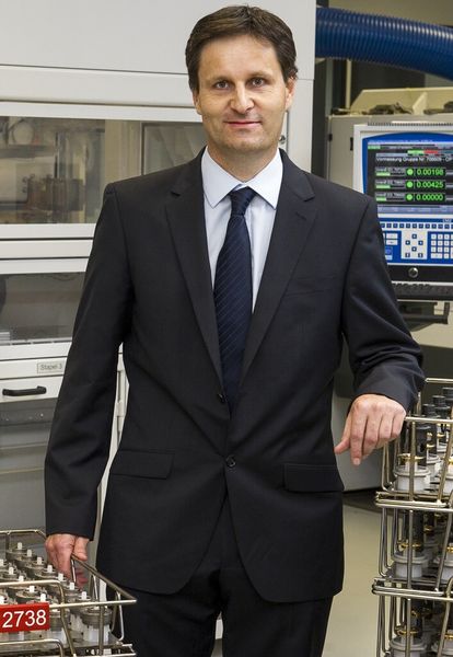 «Unsere grosse Stärke ist unsere Kosten-Effizienz. Dank des hohen Automationsgrades sind wir in der Lage selbst kleinere Losgrössen mannarm und prozesssicher bei geringen Kosten zu fertigen.» Markus Petschnig, Geschäftsführer Polymeca AG (Thomas Entzeroth)