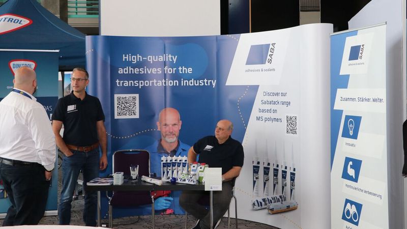 Der Hersteller SABA bietet innovative Kleb- und Dichtstoffe an und ist Partner für die Hersteller von Fahrzeugen für die Transportindustrie. (Bild: Klasing)