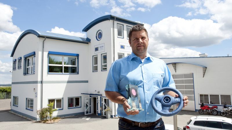 Inhaber Thorsten Michel vor seinem Unternehmen in Lautert: T. Michel Formenbau wurde mit dem Arpro Adventure 2013 Award für das innovativste technische Formteil – gefertigt auf einer Lasertec 65 Shape von DMG Mori – ausgezeichnet. (Bild: DMG Mori)