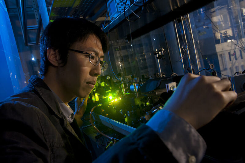 Shuzhen Ye von der Rice University (USA) erzeugte hochangeregte Rydberg-Atome mithilfe eines Lasers.  (Bild: Jeff Fitlow/Rice University)