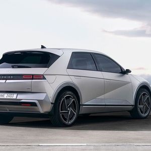 Neben geänderten Stoßfängern und einer modifizierten Zierleiste erhielt der Ioniq 5 einen fünf Zentimeter längeren Heckspoiler. (Bild:  Autoren-Union Mobilität/Hyundai)