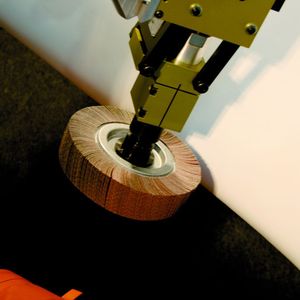 Bild 1: Durch den Abgleich der realen Rotorblattposition mit den CAD-Daten „weiß“ der Roboter, wo welche Mengen an Material abzutragen sind.