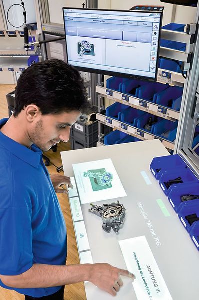 Das Assistenzsystem ist mit einer zusätzlichen Beameranzeige ausgestattet. (Armbruster Engineering)