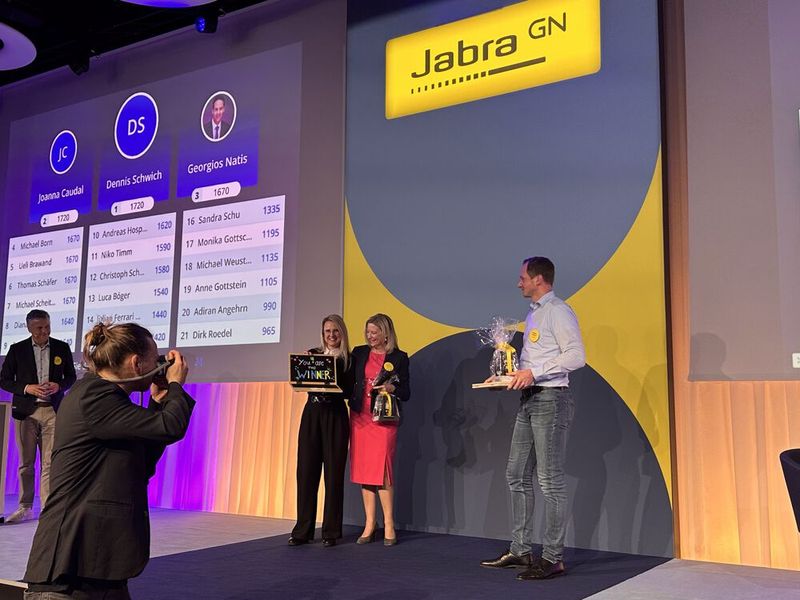 Beim heutigen Quiz haben Joanna Caudal (Lyreco) und Dennis Schwich (Ratiodata) gezeigt, dass sie das meiste Jabra-Know How haben. (Bild: Vogel IT-Medien GmbH)