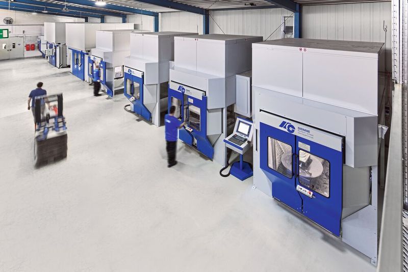 Effizienter Mehrmaschinenbetrieb: Fischer setzt vor allem Rundtischanlagen von HG Grimme Sys Tech ein, weil deren geringer Platzbedarf die Laufwege der Mitarbeiter verkürzt. (Bild: HG Grimme/Ralf Baumgarten)