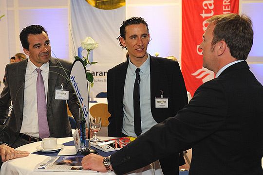 Im Branchengespräch: Horst Gebauer (Volkswagen Zentrum Leverkusen, li.), und Carlo Jesse (Auto Jesse) (Archiv: Vogel Business Media)